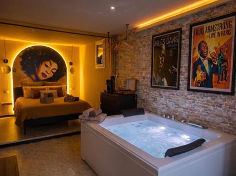 Property building, Bed, Hot Tub, Decorative detail, Decorative detail, Bedroom