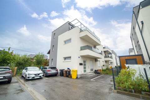 Property building, Facade/entrance, Parking
