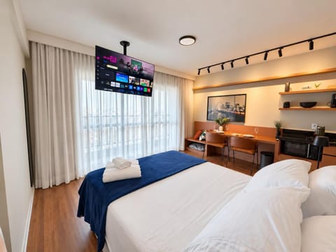 Bed, TV and multimedia, Photo of the whole room, Bedroom