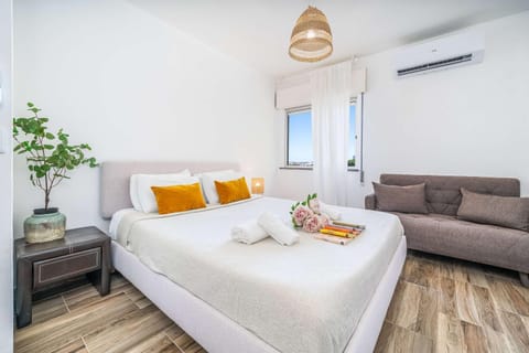 Bed, Bedroom, towels, air conditioner