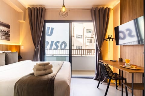 Bed, TV and multimedia, Balcony/Terrace, Photo of the whole room, Dining area, Quiet street view, flat iron