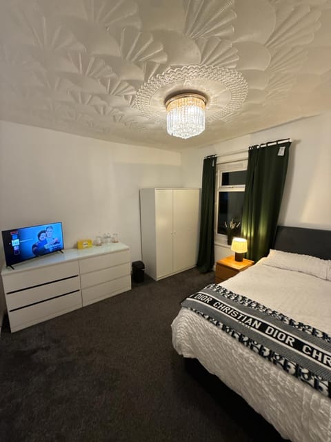 Bed, TV and multimedia, Bedroom