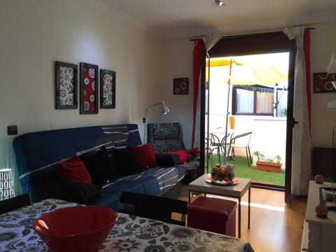 Staff, Bed, TV and multimedia, Balcony/Terrace, Balcony/Terrace, Living room, Decorative detail, Dining area, Family, Family