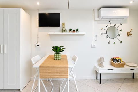 TV and multimedia, Kitchen or kitchenette, Living room, Seating area, Dining area, air conditioner
