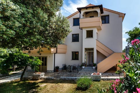 Property building, Patio, Facade/entrance, Spring, Day, Garden, Seating area, On site, Garden view