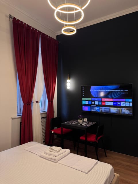 Bed, TV and multimedia, Photo of the whole room, Bedroom