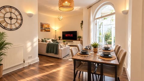 TV and multimedia, Living room, Seating area, Dining area