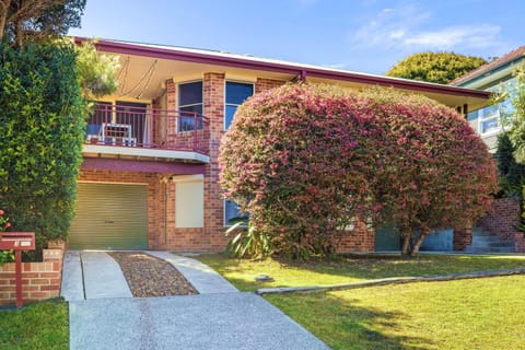 Property building, Facade/entrance, Day, Garden, Garden, Balcony/Terrace, Garden view, Parking