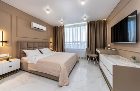 Bed, TV and multimedia, Photo of the whole room, Seating area, Bedroom, air conditioner