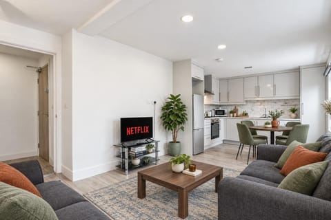 Communal lounge/ TV room, TV and multimedia, Kitchen or kitchenette, Living room, Seating area, Dining area, Evening entertainment, stove