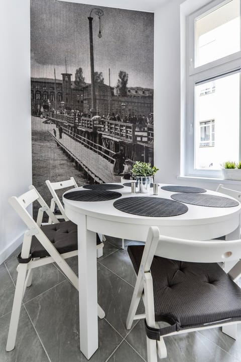 Day, Dining area