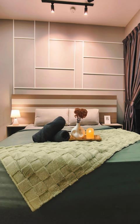 Bed, Bedroom, towels