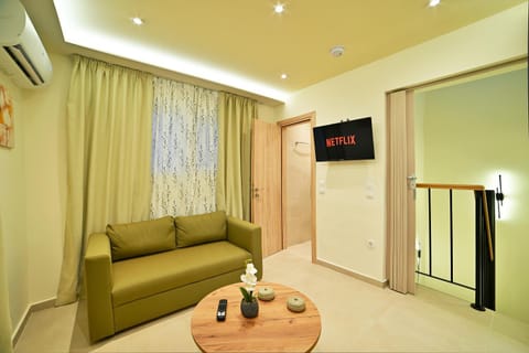 TV and multimedia, Living room, Photo of the whole room, Decorative detail, Seating area, internet, air conditioner