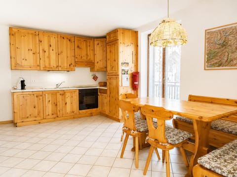 Kitchen or kitchenette, Dining area, stove
