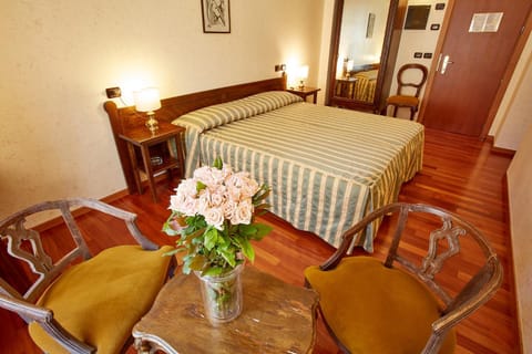 Photo of the whole room, Seating area