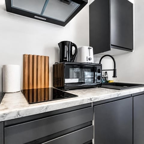 Coffee/tea facilities, stove, toaster