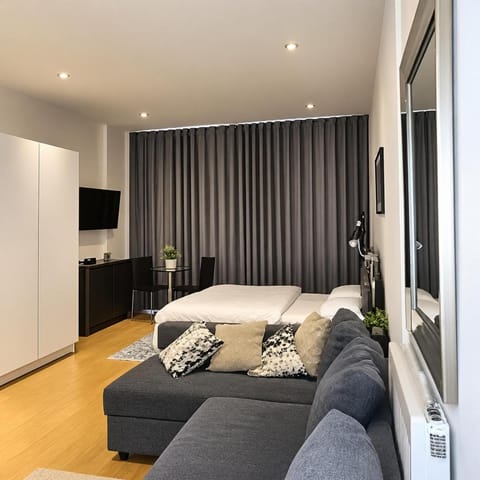 Bed, TV and multimedia, Seating area, Bedroom