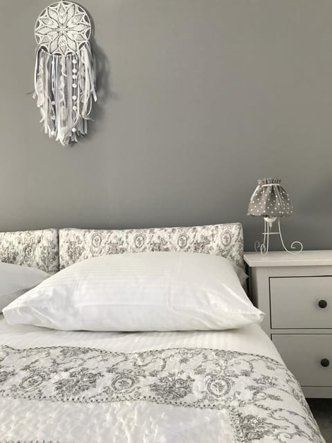 Shower, Toilet, Spring, Bed, Day, Night, Winter, Summer, BBQ facilities, Children play ground, Garden, Bathroom, TV and multimedia, Balcony/Terrace, Kitchen or kitchenette, Photo of the whole room, Decorative detail, Seating area, Dining area, Tennis court, Bedroom, Autumn, Garden view, Landmark view, Mountain view, Sunrise, Sunset