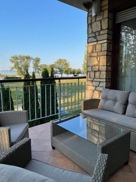 Balcony/Terrace, Lake view