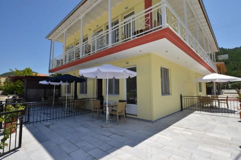 Facade/entrance, Neighbourhood, Balcony/Terrace
