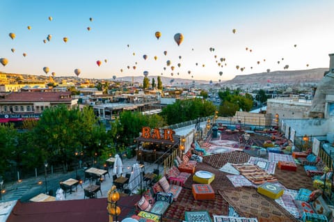 People, Evening entertainment, City view, Street view, Location