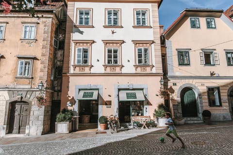 Facade/entrance