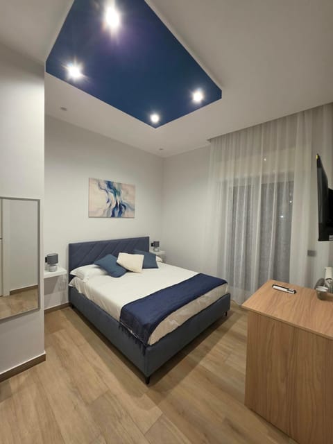 Bed, TV and multimedia, Bedroom