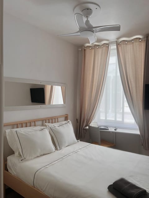 Bed, TV and multimedia, fireplace