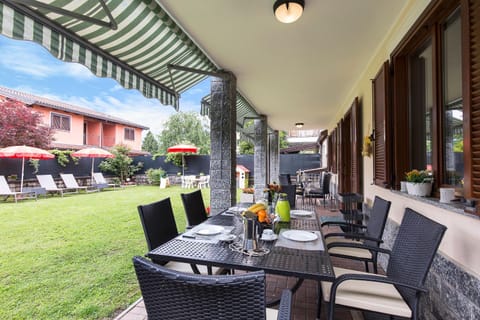 Patio, BBQ facilities, Garden, Seating area, Dining area