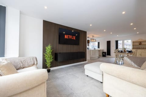 Communal lounge/ TV room, TV and multimedia, Kitchen or kitchenette, Living room, Seating area