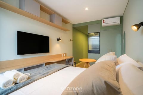 Bed, TV and multimedia, Bedroom