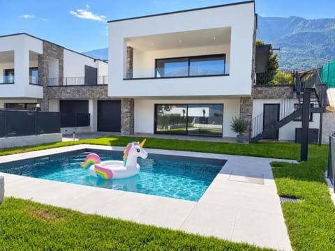 Property building, Garden view, Mountain view, Swimming pool, Swimming pool, sunbed