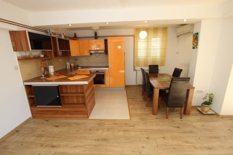 Coffee/tea facilities, Kitchen or kitchenette, Food and drinks, Other, Photo of the whole room, Decorative detail, Seating area, Dining area