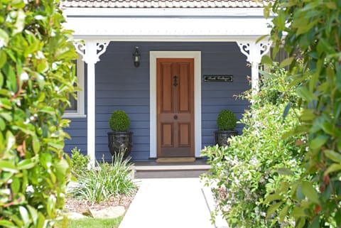 Property building, Facade/entrance, Day, Garden, Garden view