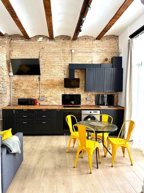 Communal lounge/ TV room, TV and multimedia, Kitchen or kitchenette, Living room, Dining area, oven, stove