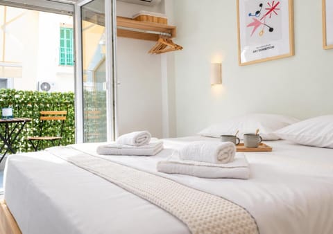 Bed, Bedroom, towels