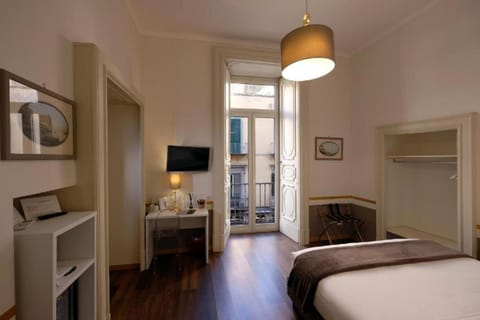 Bed, TV and multimedia, Bedroom