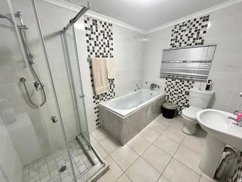 Shower, Toilet, Bathroom, Bath, towels