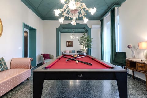 Billiard, Photo of the whole room, Dining area