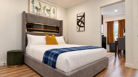 Bed, Living room, Photo of the whole room, Seating area, Bedroom, fireplace