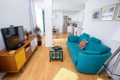 TV and multimedia, Living room, Photo of the whole room, Seating area, Street view
