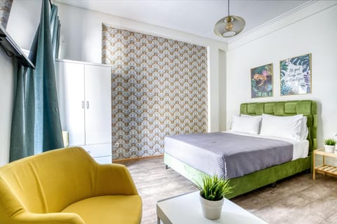 Bed, Seating area, Bedroom