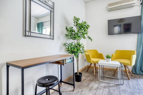 TV and multimedia, Living room, Seating area, air conditioner