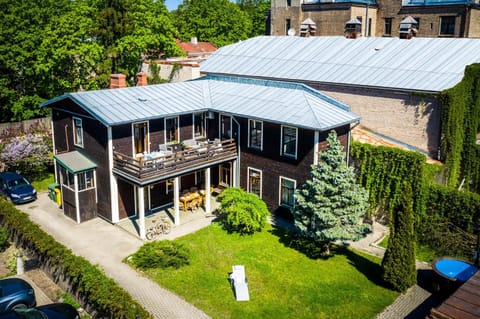 Property building, Patio, Patio, Spring, Day, Garden, Balcony/Terrace, Balcony/Terrace, Garden view, Parking, sunbed