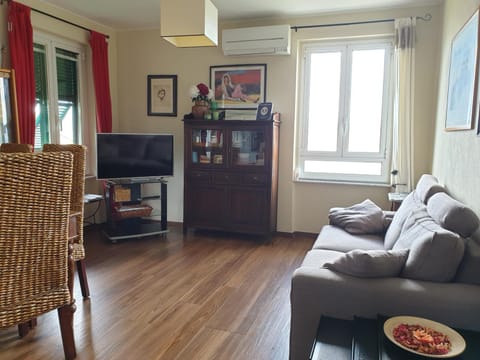 Living room, Photo of the whole room