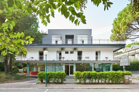 Facade/entrance, Day, Bird's eye view, Summer, Floor plan, Animals, On site, Street view