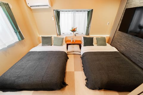 Bed, TV and multimedia, Photo of the whole room, Bedroom, air conditioner