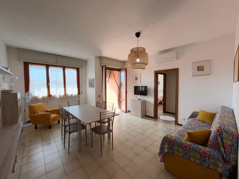 Communal lounge/ TV room, TV and multimedia, Balcony/Terrace, Living room, Seating area, Dining area, Evening entertainment, air conditioner