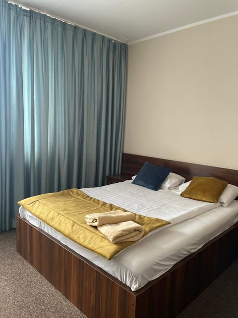 Bed, Bedroom, towels