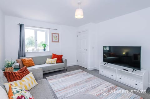 TV and multimedia, Living room, Seating area, Evening entertainment